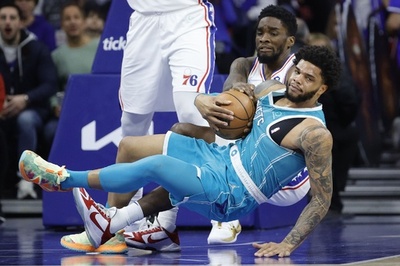 観客にマウスピース投げつけ、NBA選手に罰金630万円