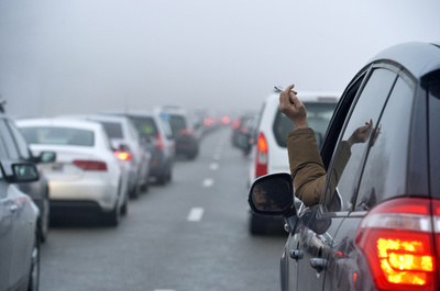 子ども同乗の車内喫煙を禁止、違反者に罰金9000円 英国