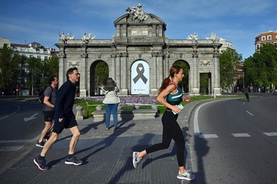 スペイン、コロナ封鎖を緩和 7週間ぶりの外出 イタリアは4日から
