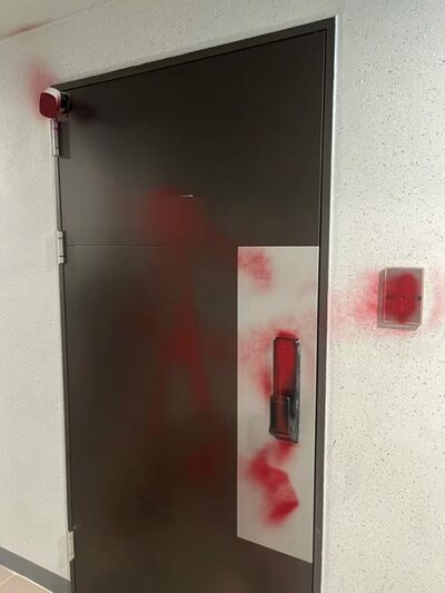 ソウルのマンション、玄関ドア・呼び鈴・ドアロック・防犯カメラに不気味な「真っ赤なラッカー」