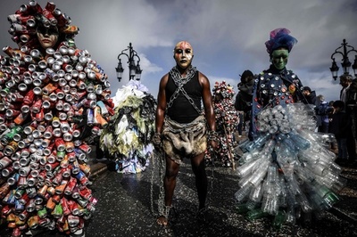 【今日の1枚】ペットボトルに空き缶、パレードの衣装もリサイクル 仏