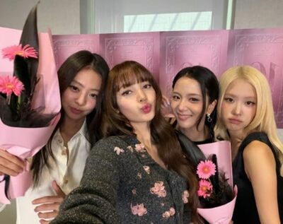 BLACKPINKリサ、デビュー10周年で思い「一生一緒にいるメンバーたち」
