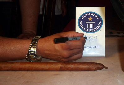 キューバの葉巻職人、長さ80メートルでギネス更新