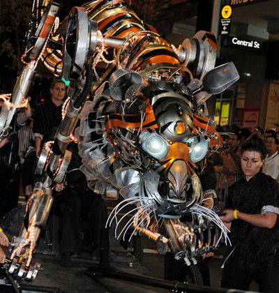 目を光らせ「ガオー！」、シドニー春節パレードに「メカ・タイガー」登場