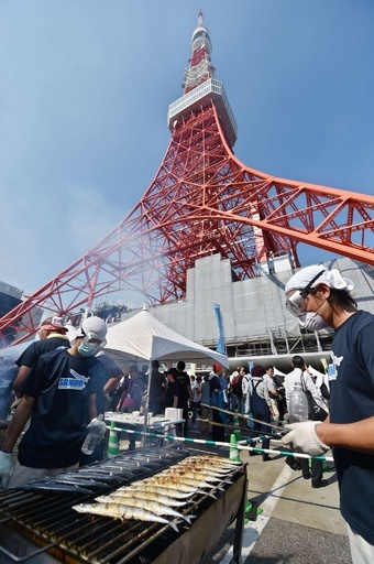 東京タワーでさんま祭り、3333匹を無料提供