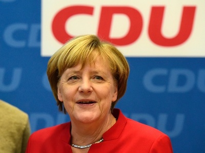 メルケル独首相、4期目へ立候補表明 「民主主義守る」