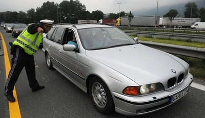 恋は盲目、15歳少年が1200キロを無免許運転