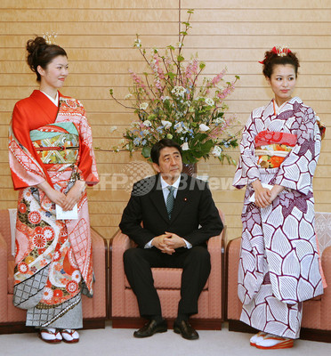 日本さくらの女王 ら 安倍首相を表敬訪問 東京 写真2枚 ファッション ニュースならmode Press Powered By Afpbb News