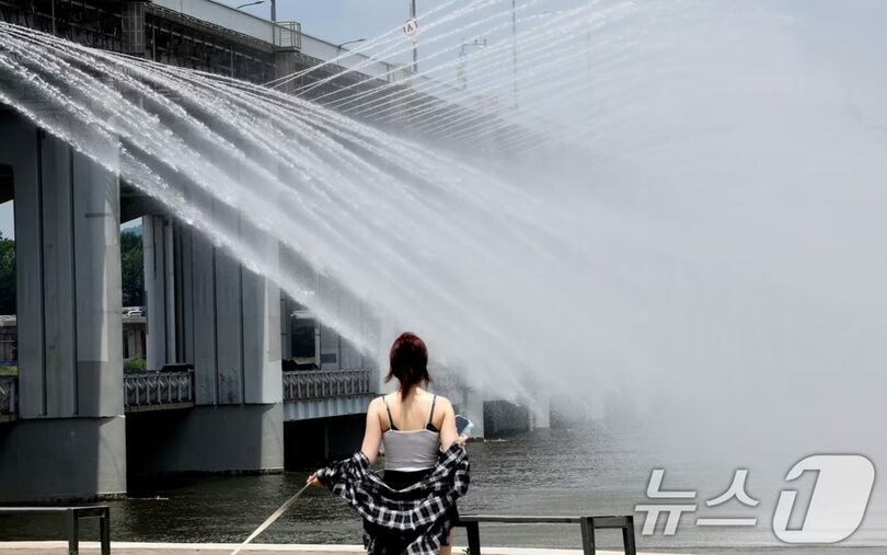 猛暑注意報が発令された6月30日午後、ソウル市瑞草区の盤浦漢江公園で涼を取る市民ら(c)news1