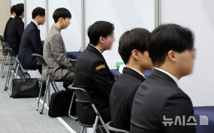 就職博覧会で面接を受ける求職者(c)NEWSIS