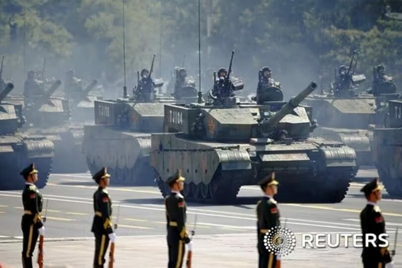 2015年、中国・北京の天安門広場で開かれた抗日戦争勝利70周年記念式典の軍事パレード(c)Reuters/news1
