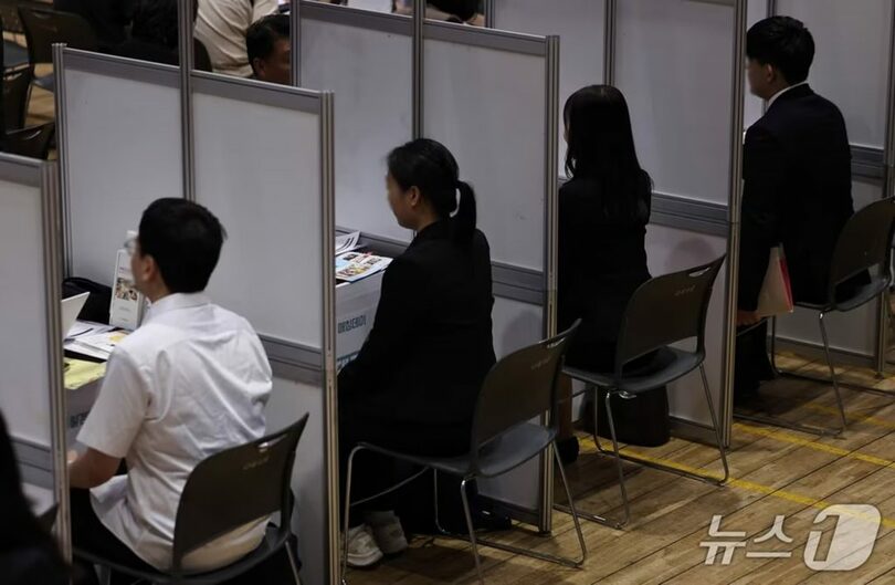 9月16日、ソウル市庁で開かれた若者と企業のマッチングイベントで面接を受ける求職者＝記事の内容とは関係ありません(c)news1
