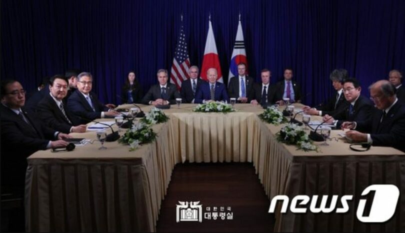 岸田首相とユン大統領、バイデン米大統領の首脳会談（大統領室提供）(c)MONEYTODAY