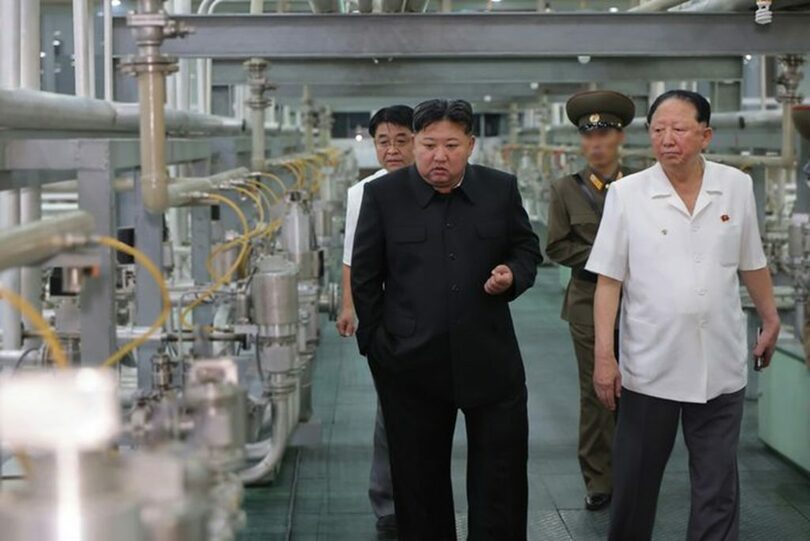 核物質の生産基地で現地指導をする北朝鮮のキム・ジョンウン(金正恩)朝鮮労働党総書記=労働新聞キャプチャー(c)NEWSIS