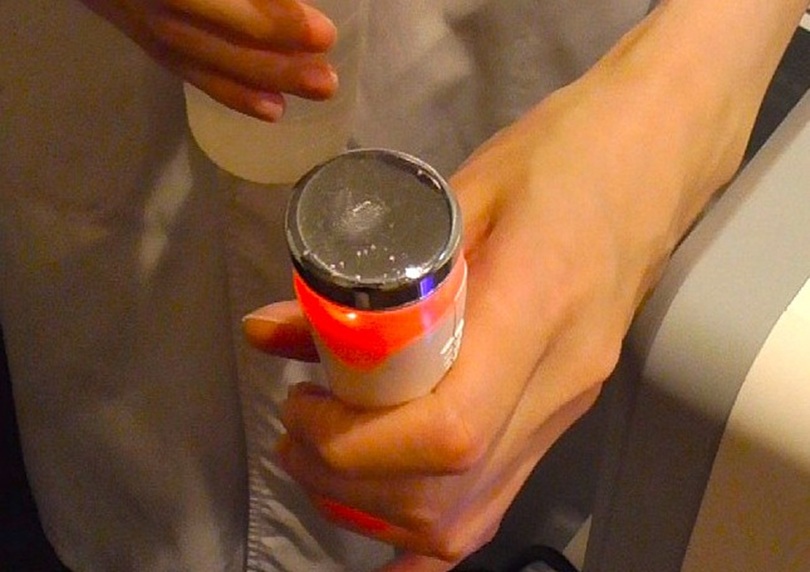 プローブ上で、超音波の振動によって化粧水が飛び跳ねている(c)KOREA WAVE