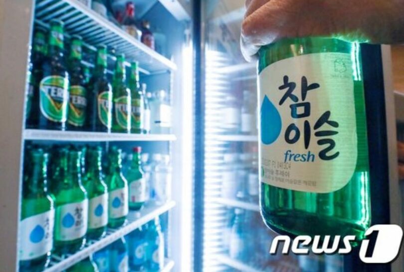 ソウルのある食堂の酒類冷蔵庫に焼酎とビールなどが詰め込まれている(c)news1