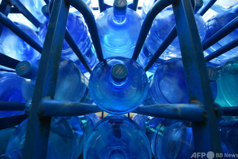 ボトル入り飲料水のプラスチック粒子、従来測定の10~100倍 研究