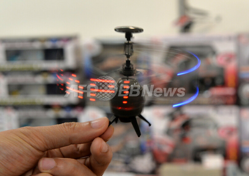 ヘリコプター式電光掲示板？「ネオンメッセンジャー」