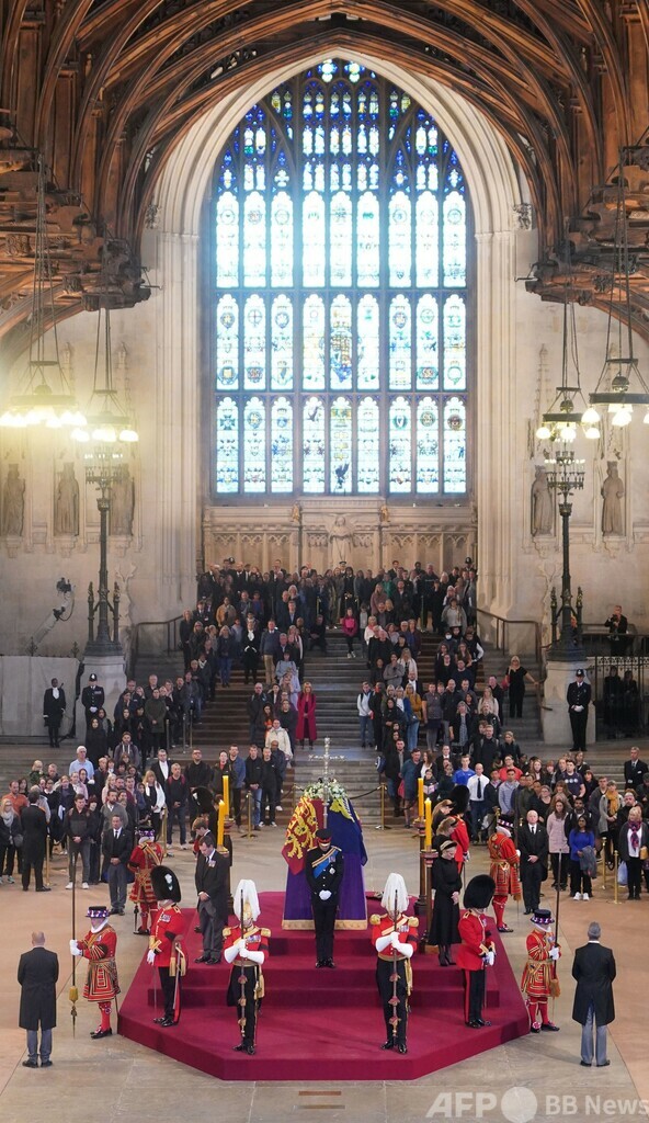 英女王の孫8人、ひつぎ囲む ヘンリー王子は軍服着用