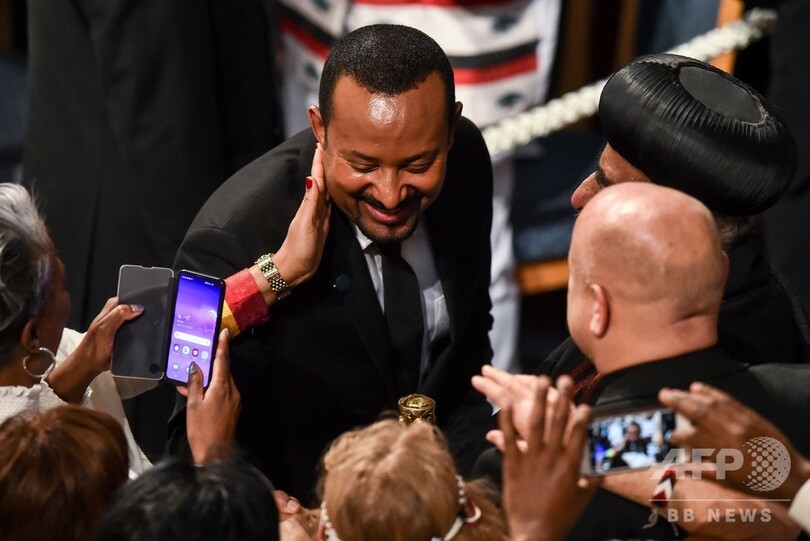 ノーベル賞授賞式 平和賞受賞のエチオピア首相が旧敵たたえる