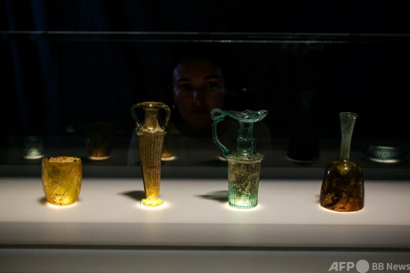 レバノン大爆発で破損した古代ガラス器、修復終え展示 大英博物館