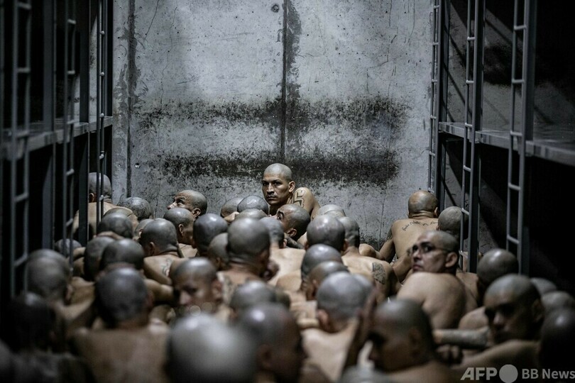 ギャング2000人、「米州最大」刑務所に移送 エルサルバドル