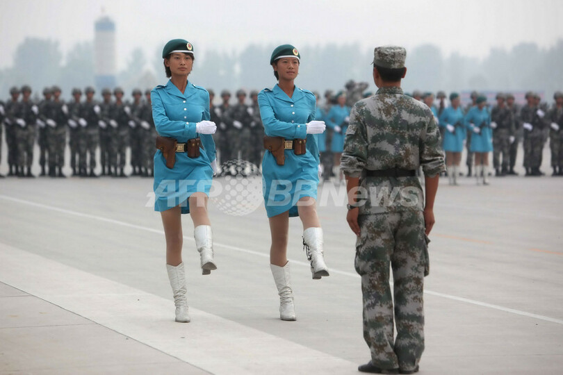 建国60周年に向け女性民兵が行軍の予行演習、中国