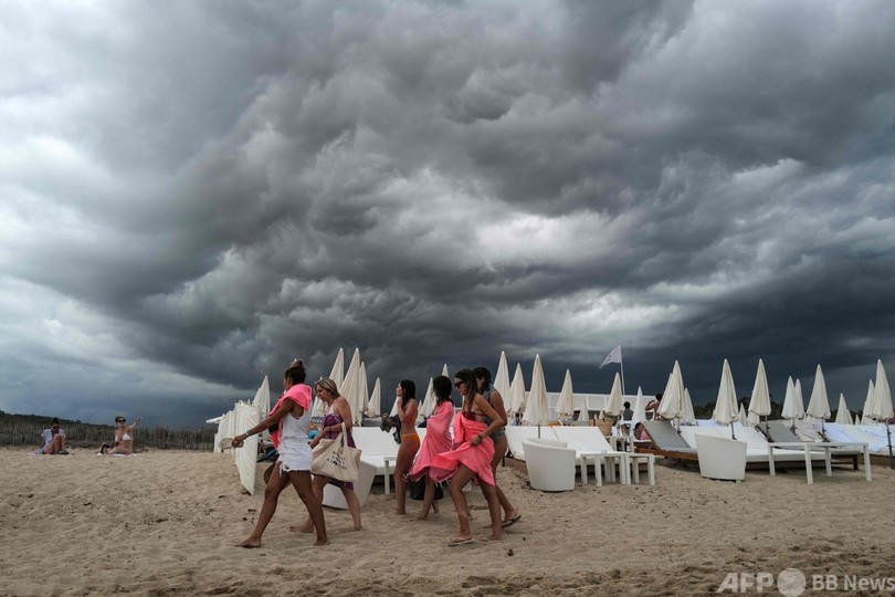 ビーチに迫りくる黒い雲 南仏リゾート 写真4枚 国際ニュース Afpbb News