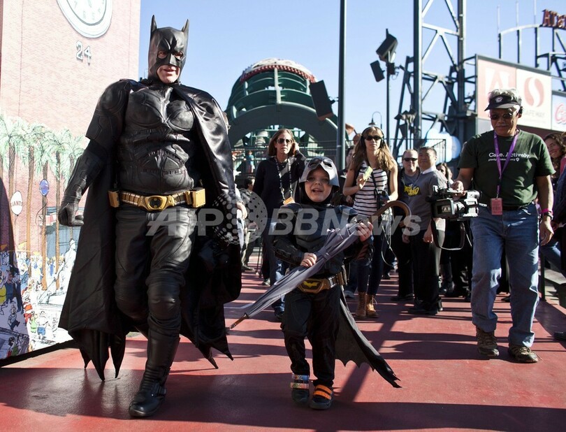 白血病の少年が「バットキッド」に、夢をかなえて大活躍