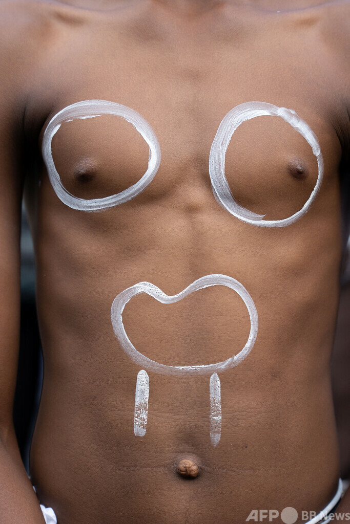 【今日の1枚】役者を目指す新入生、大学演劇科の独特な儀式 ナイジェリア