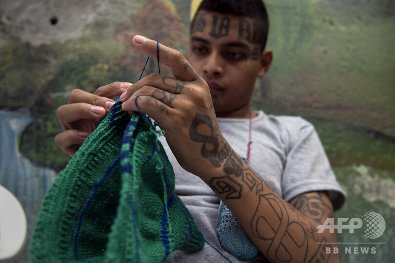 刑務所で編み物にパン作り、元ギャング社会復帰への道 エルサルバドル【再掲】