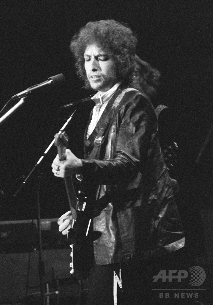 ボブ・ディラン氏にノーベル賞、文学界で賛否噴出