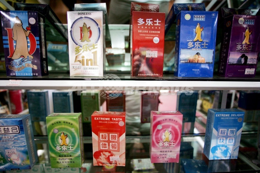 中国、使用済みコンドームをヘアバンドにリサイクル 中国、使用済みコンドームをヘアバンドにリサイクル