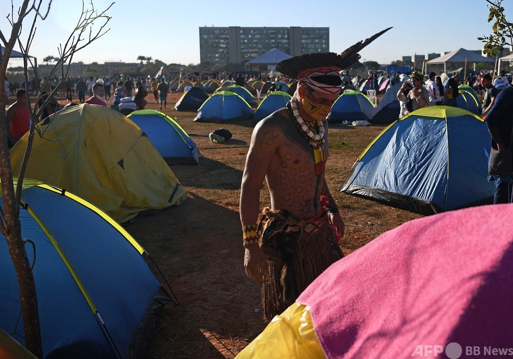 ブラジル先住民、大統領府近くで座り込み 保護区めぐる政策に抗議 写真15枚 国際ニュース:AFPBB News