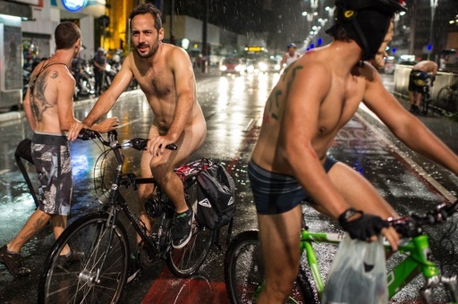 裸のサイクリストが南米で抗議活動 写真11枚 国際ニュース:AFPBB News