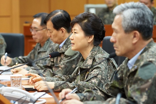 韓国大統領、軍服姿で「挑発容認しない」 北朝鮮は戦時態勢に 写真3枚