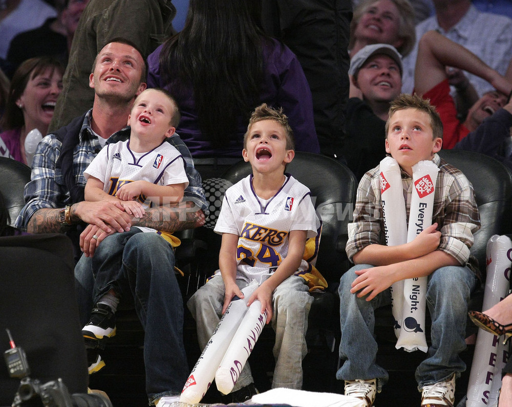 ベッカムが3人の息子とNBAの試合観戦 写真6枚 国際ニュース：AFPBB News