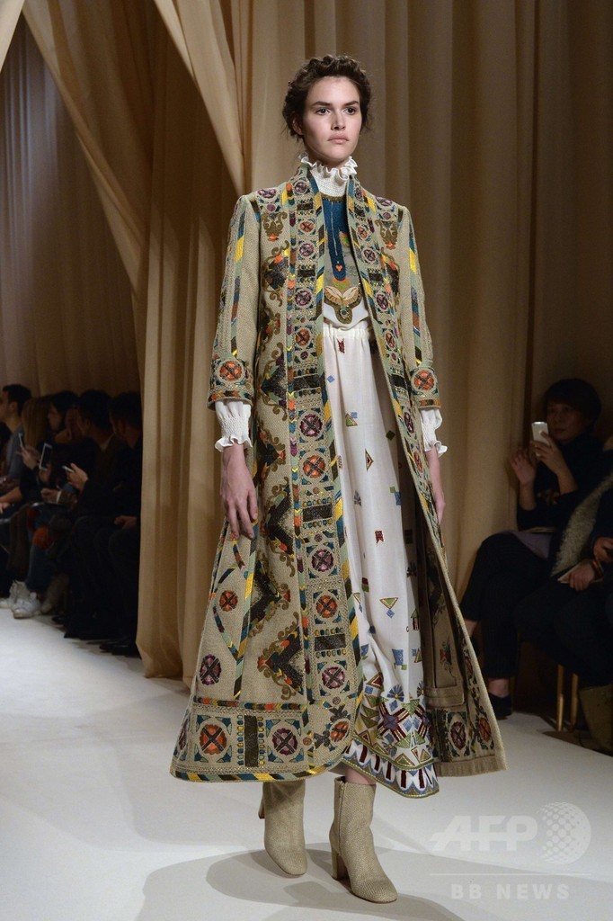 画家シャガールに着想を得たロシア風フォークロア、「ヴァレンティノ」15年春夏オートクチュール