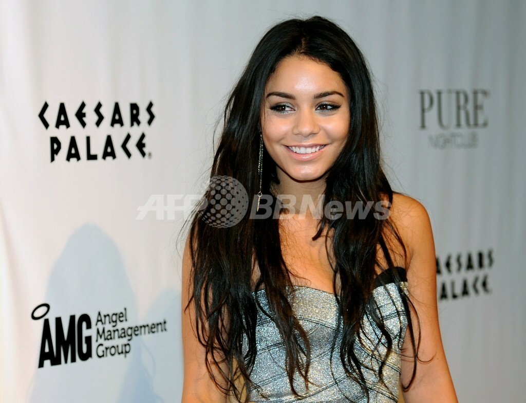 ヴァネッサ ハジェンズ 誕生日パーティにミニドレスで登場 国際ニュース Afpbb News