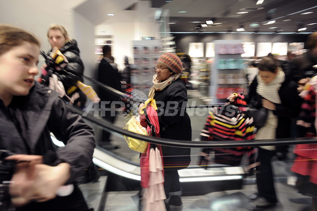 H&Mとソニア・リキエルのコラボウェア発売開始、パリに長蛇の列