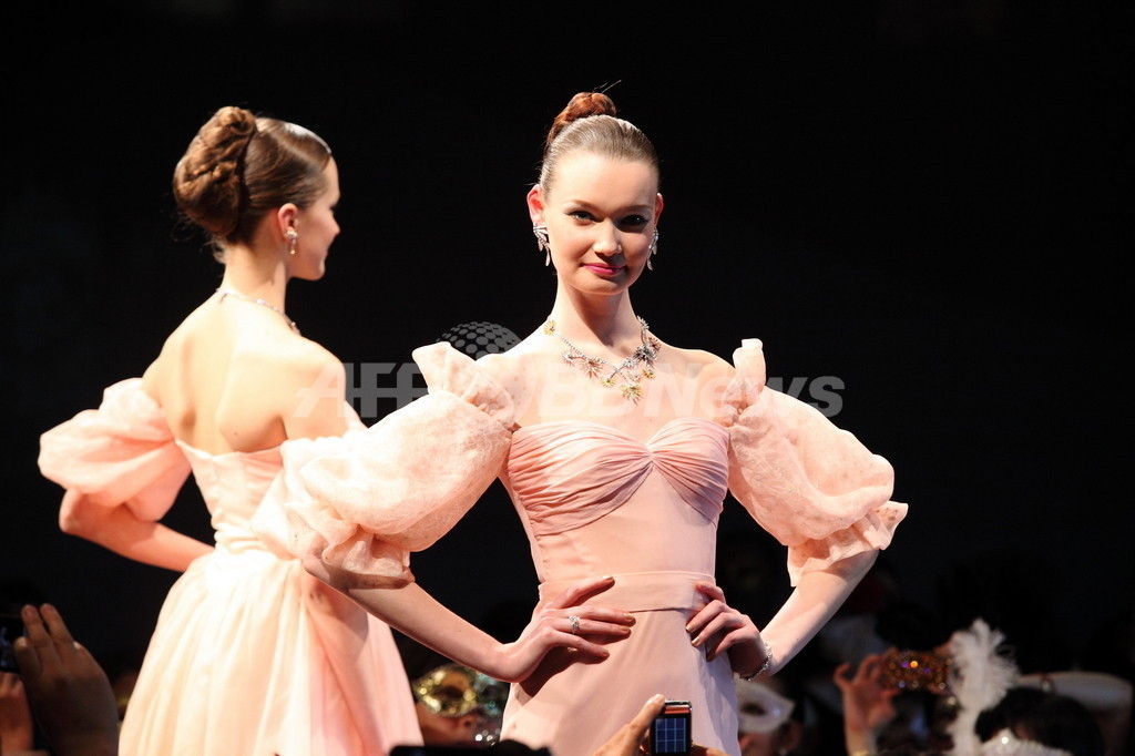 ヴァン クリーフ＆アーペル新作ハイジュエリー「伝説の舞踏会」、都内でイベント開催