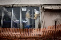 コンゴ民主共和国ブテンボにあるエボラ出血熱治療センターで働く医療従事者（2019年3月9日撮影）。(c)John WESSELS / AFP
