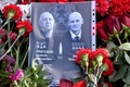 ロシア・サンクトペテルブルクの「ワグネル・センター」前に置かれた、死亡が確認されたワグネル創設者エフゲニー・プリゴジン氏（左）と側近のドミトリー・ウトキン氏の写真（2023年8月26日撮影）。(c)Olga MALTSEVA / AFP