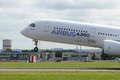 仏南西部トゥールーズ（Toulouse）で、試験飛行に飛び立つ欧州航空機大手エアバス（Airbus）の次世代旅客機「A350」（2013年6月14日撮影）。(c)AFP/ERIC CABANIS