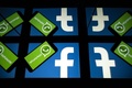 フェイスブックとワッツアップのロゴ（2020年10月5日撮影）。(c)Lionel BONAVENTURE / AFP