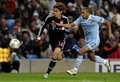 サッカー欧州チャンピオンズリーグ2011-12（UEFA Champions League 2011-12）は7日、グループリーグ第6節の試合が各地で行われ、マンチェスター・シティ（Manchester City）は2-0でバイエルン・ミュンヘン（Bayern Munich）に勝利したもののグループAの3位に終わり、決勝トーナメント進出はならなかった。

マンチェスター・シティのガエル・クリシー（Gael Clichy）とボールを競るバイエルン・ミュンヘンの宇佐美貴史（Takashi Usami、2011年12月7日撮影）。(c)AFP/ODD ANDERSON
&lt;a href=&quot;http://www.afpbb.com/article/sports/soccer/champion-league/2844527/8175933&quot;&gt;&lt;b&gt;＜記事本文へ戻る＞&lt;/b&gt;&lt;/a&gt;
