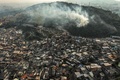 ブラジル・サンパウロ近郊の森から立ち上る山火事の煙（2024年9月13日撮影）。(c) Nelson ALMEIDA / AFP