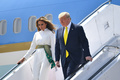 インド・アーメダバードの空港に到着したドナルド・トランプ米大統領夫妻（2020年2月24日撮影）。(c)MANDEL NGAN / AFP