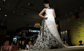 インドネシアのジャカルタ（Jakarta）で開催された08年度グランド・ウエディング・エキスポ（ Grand Wedding Expo）で披露されたファッションショー（2008年6月20日撮影）。(c)AFP/
Jewel SAMAD