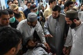 自爆攻撃で負傷した人を見舞う、パキスタンのカイバル・パクトゥンクワ州知事（右から2人目、2023年7月30日撮影）。(c)Abdul Majeed AFP photographer / AFP